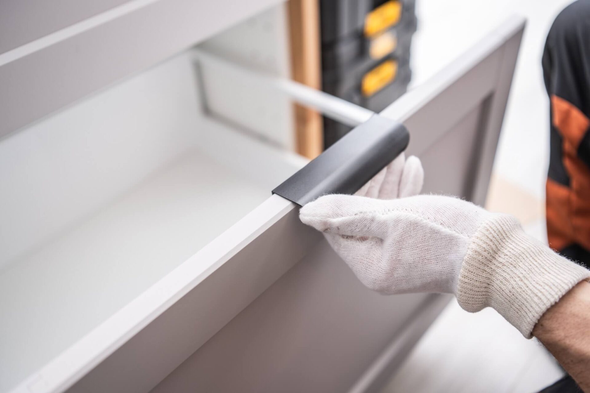 Installerade osynliga handtag på kökslådor i Malmö